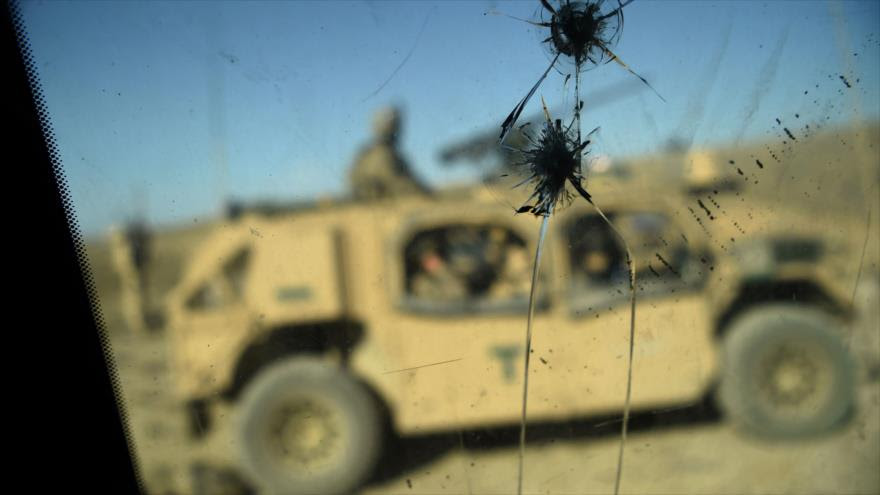 Soldados estadounidenses, vistos a través de la ventanilla rota de un vehículo en la provincia afgana de Nangarhar, 7 de julio de 2018. (Foto: AFP)