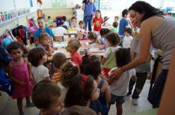Galicia moviliza a todos los cuidadores de centros educativos para encargarles labores de lucha contra la COVID-19