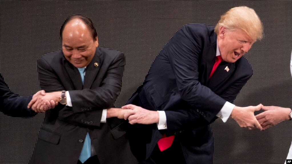 Thá»§ tưá»ng Nguyá»
n Xuân Phúc và Tá»ng thá»ng Trump tại há»i nghá» thượng Äá»nh ASEAN nÄm 2017.