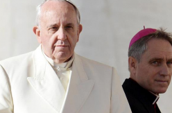 Francisco contraataca a sus 'enemigos' y fulmina al secretario de Ratzinger poco después de la polémica por su falso libro