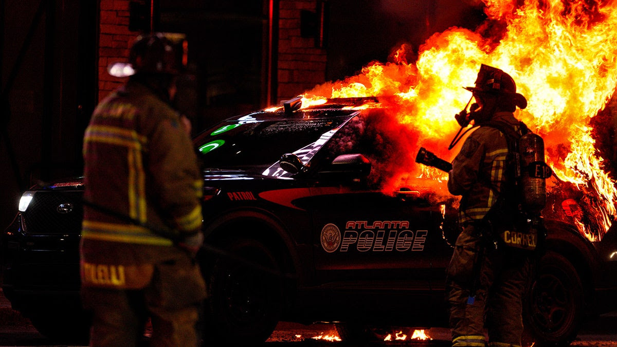atlanta police car on fire