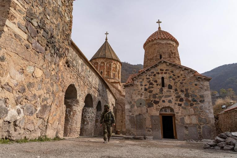 Un soldat russe au monastère de Dadivank, dans le Haut-Karabakh, le 16 novembre 2020. Andrey BORODULIN / AFP