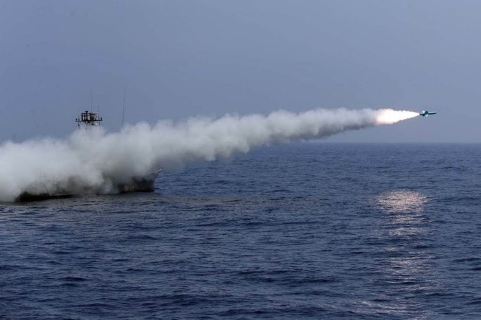  إطلاق صاروخ نصر إيراني من سفينة بالقرب من مضيق هرمز (أ ف ب).