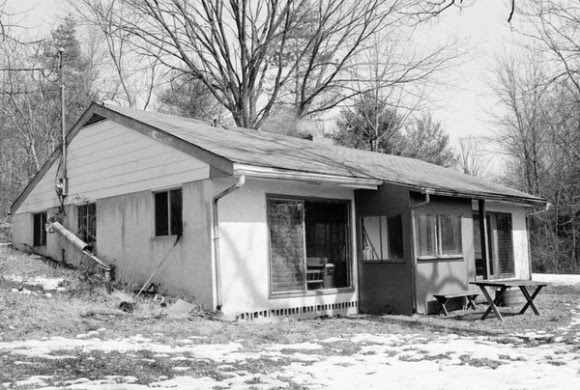 Después, huyeron a una casa de campo, cerca de Pottstown, Pensilvania, donde pasaron 10 días clasificación a través de la documents.BETTY Medsger