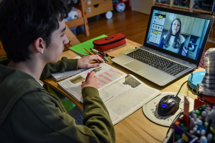 A pesar de que se decidió que todos los alumnos pasen de grado por decreto , el ministerio de Educación de Italia anunció se evaluará su desempeño más adelante. / EFE