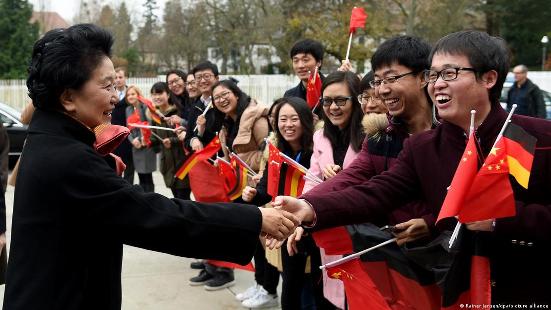 Vice-premiê da China aperta mão de estudantes chineses em 2016
