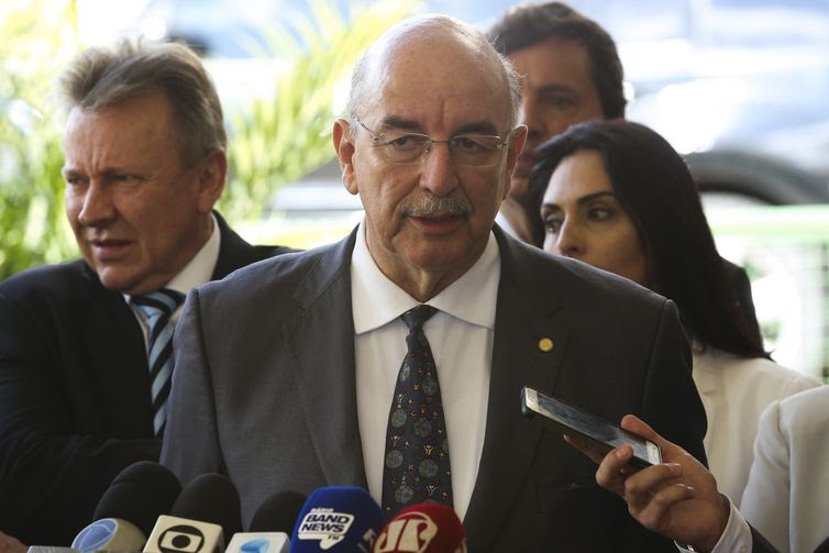 Valter Campanato/Agência Brasil O futuro ministro da Cidadania e Ação Social, Osmar Terra, fala à imprensa, no CCBB.