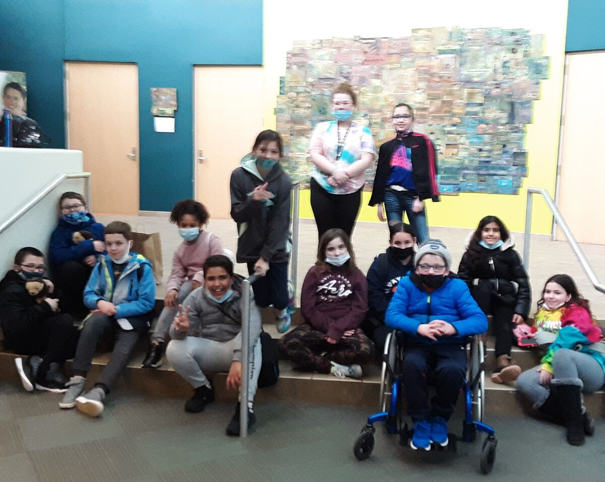 students pose for zoo picture