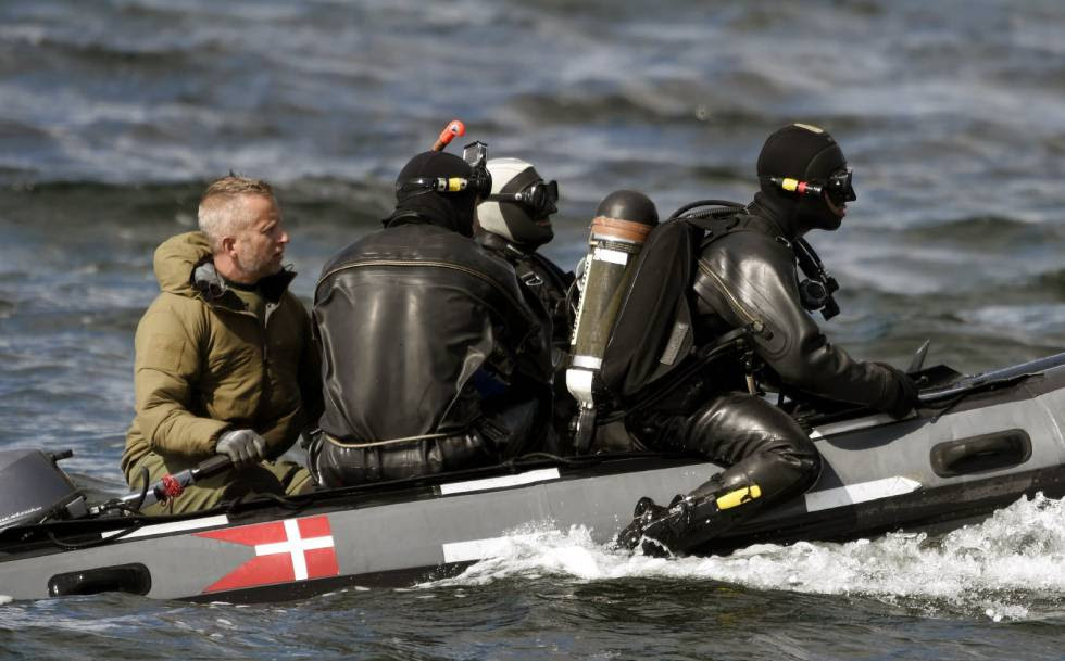 Buzos del ejército danés buscan restos de la periodista cerca de Amager.