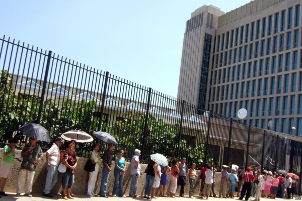 Cola para la Oficina de Intereses en La Habana (foto agencia EFE)