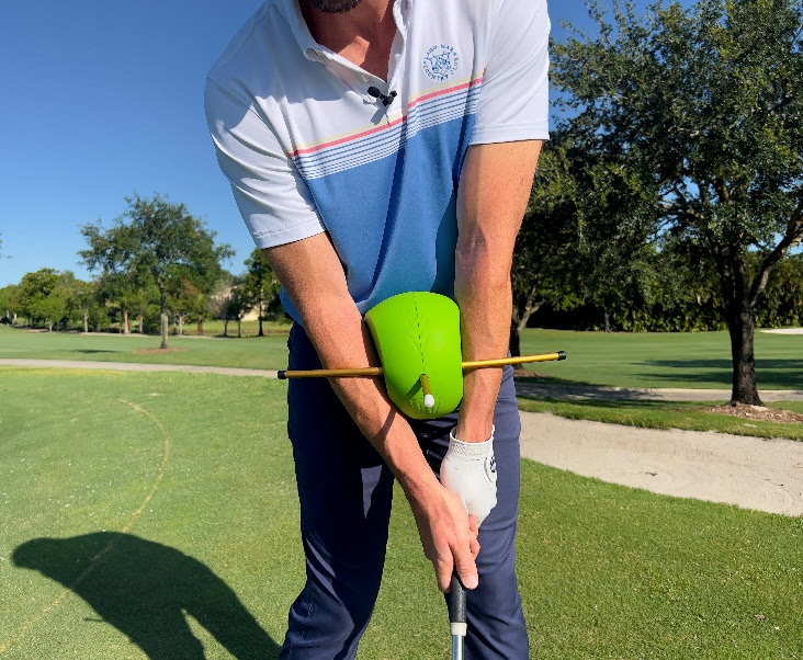 A person holding a golf club

Description automatically generated with medium confidence