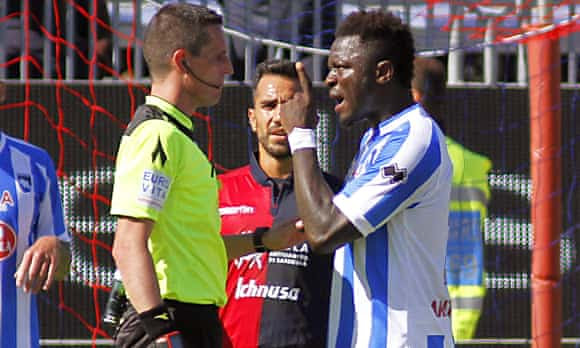 Sulley Muntari complains to ref Daniele Minelli about racist abuse directed at him.