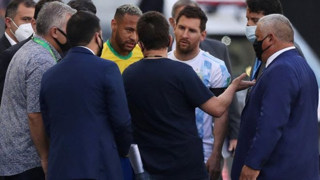 Messi y Neymar discutiendo con las autoridades