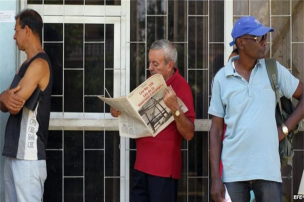 Un cubano lee la Ley de Inversión Extranjera