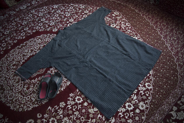 Un des vêtements et les chaussures qu’Aqib portait le jour il a été tué par l’armée indienne, et que sa famille a conservés.
