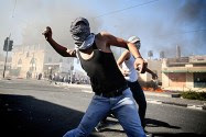 Arabs throwing rocks in Jerusalem. (archive)