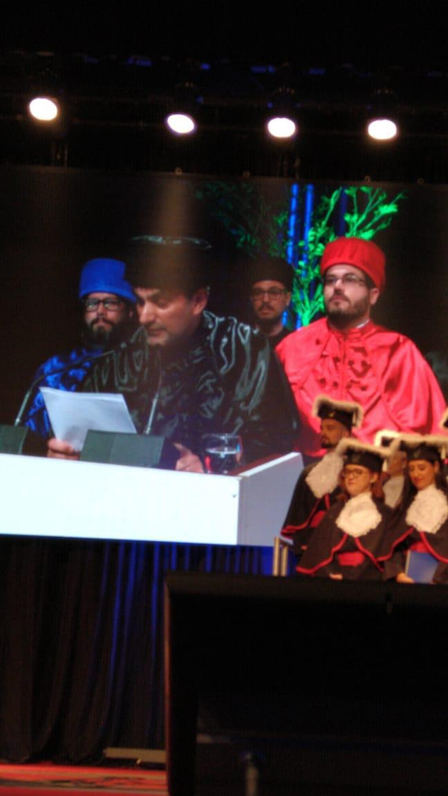 Imagem do telão, durante o discurso em que professor Felipe Boff, foi interrompido várias vezes.