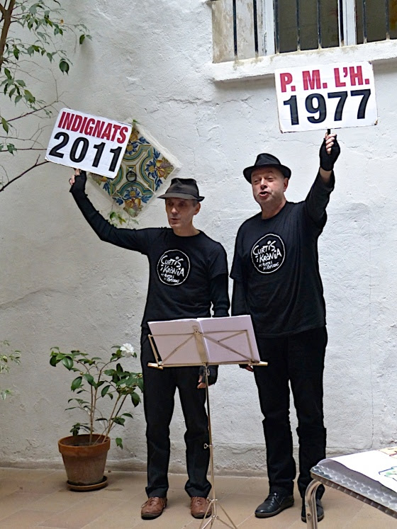 Curtis i Kronia, en una espontánea presentación en el Hostel Insnsa. Foto Mercedes Grau.