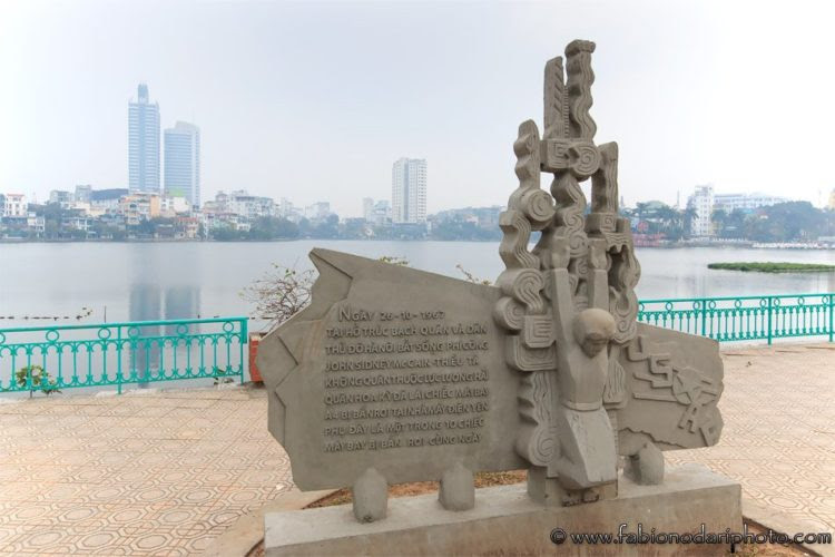 https://www.fabionodariphoto.com/wp-content/uploads/2016/03/john-mccain-hanoi-750x500.jpg