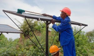 Cолнечные батареи обеспечивают чистую энергию для многих замбийцев.