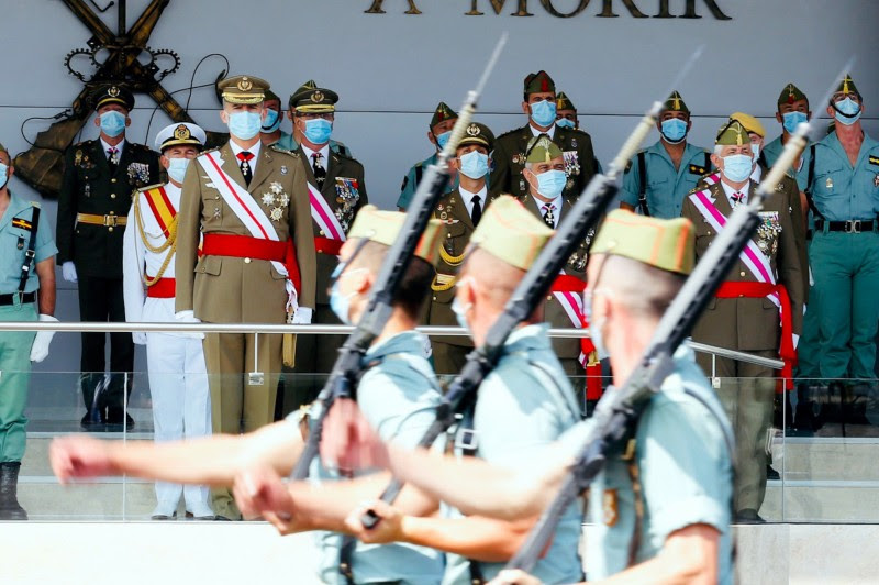 <p>El Rey Felipe VI en el desfile del centenario de la fundación de la Legión.</p>
