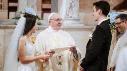 Papa Francesco e una coppia di sposi (foto d'archivio)
