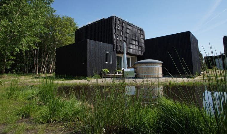 Duurzaam huisje in de natuur met een hot tub in de tuin