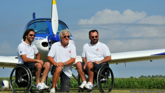 Instrutor e dois pilotos paralíticos foram o 'WeFly Team'. Ambos pilotos aprenderam a pilotar após perderem movimento nas pernas