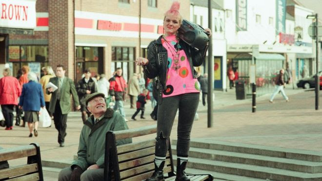 Mulher com aparelho de som na Inglaterra, em 1997