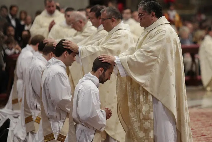 Pope Francis ordains 10 men to the priesthood May 7, 2017. Credit: Daniel Ibáñez/CNA.