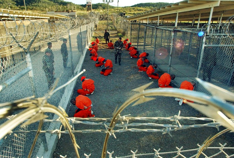 Foto de enero de 2002 de prisioneros taliban y de Al-Qaeda, vestidos con monos naranja, en la prisión de la base estadounidense de Guantanamo (Cuba). AFP