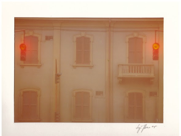 81. LUIGI GHIRRI (1943-1992) Portfolio "Cantergiani" 1977 nove stampe fotografiche a colori vintage montate su cartoncino originale, firmato e datato dall’autore in scatola originale, bifolio a stampa con introduzione di A. C. Quintavalle, Grafiche Stig., buone condizioni cm 12,5 x 17,5 PORTFOLIO "CANTERGIANI" 1977 (1943-1992) NINE VINTAGE PHOTOGRAPHIC COLOR PRINTS MOUNTED ON ORIGINAL PAPER, SIGNED AND DATED BY THE AUTHOR IN ORIGINAL BOX, INTRODUCTION BY A. C. QUINTAVALLE, GRAPHICS STIG, GOOD CONDITION € 7.000/8.000