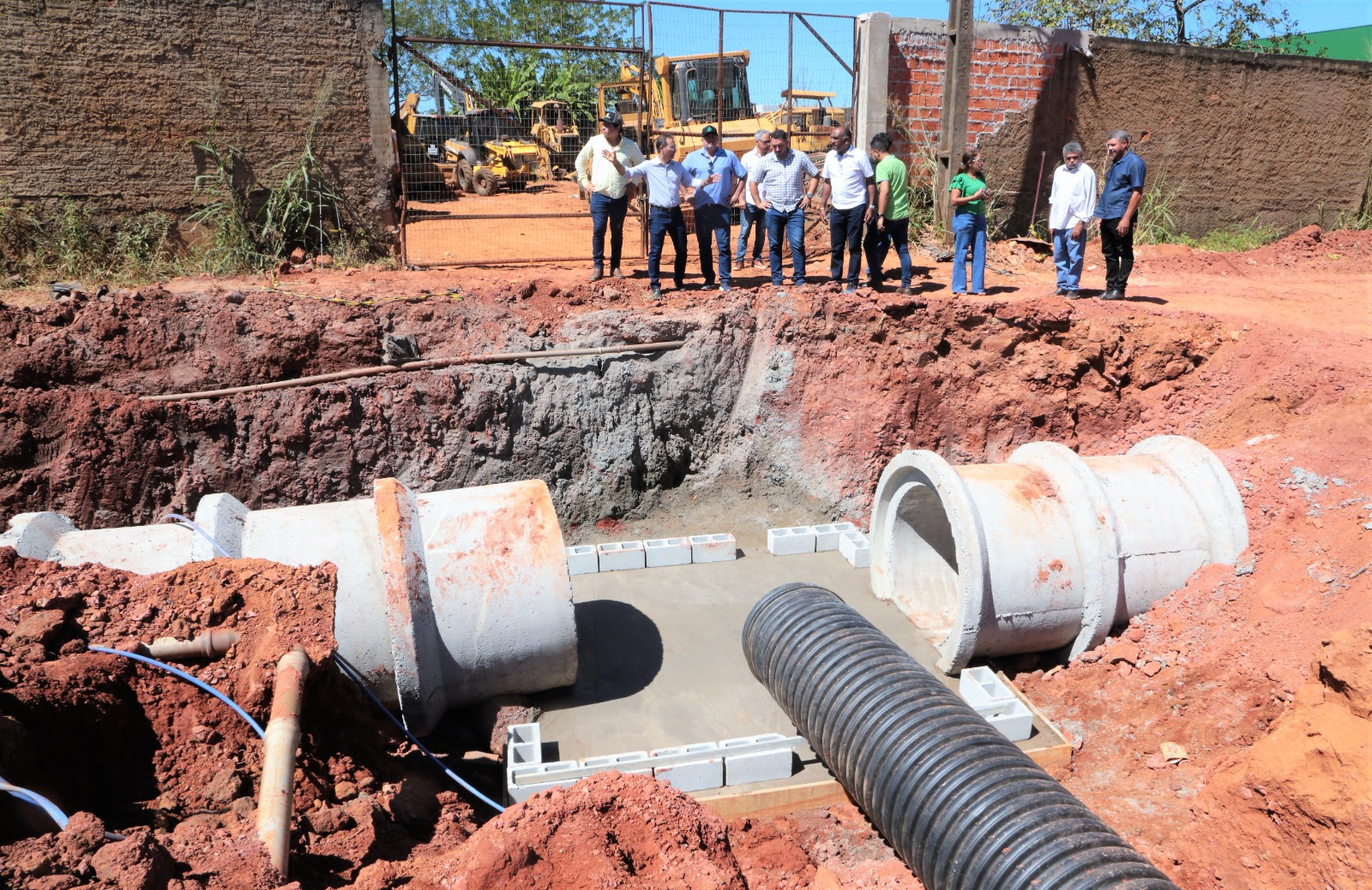 A comitiva visitou as obras de drenagem e pavimentação do setor Parque dos Sonhos Dourados
