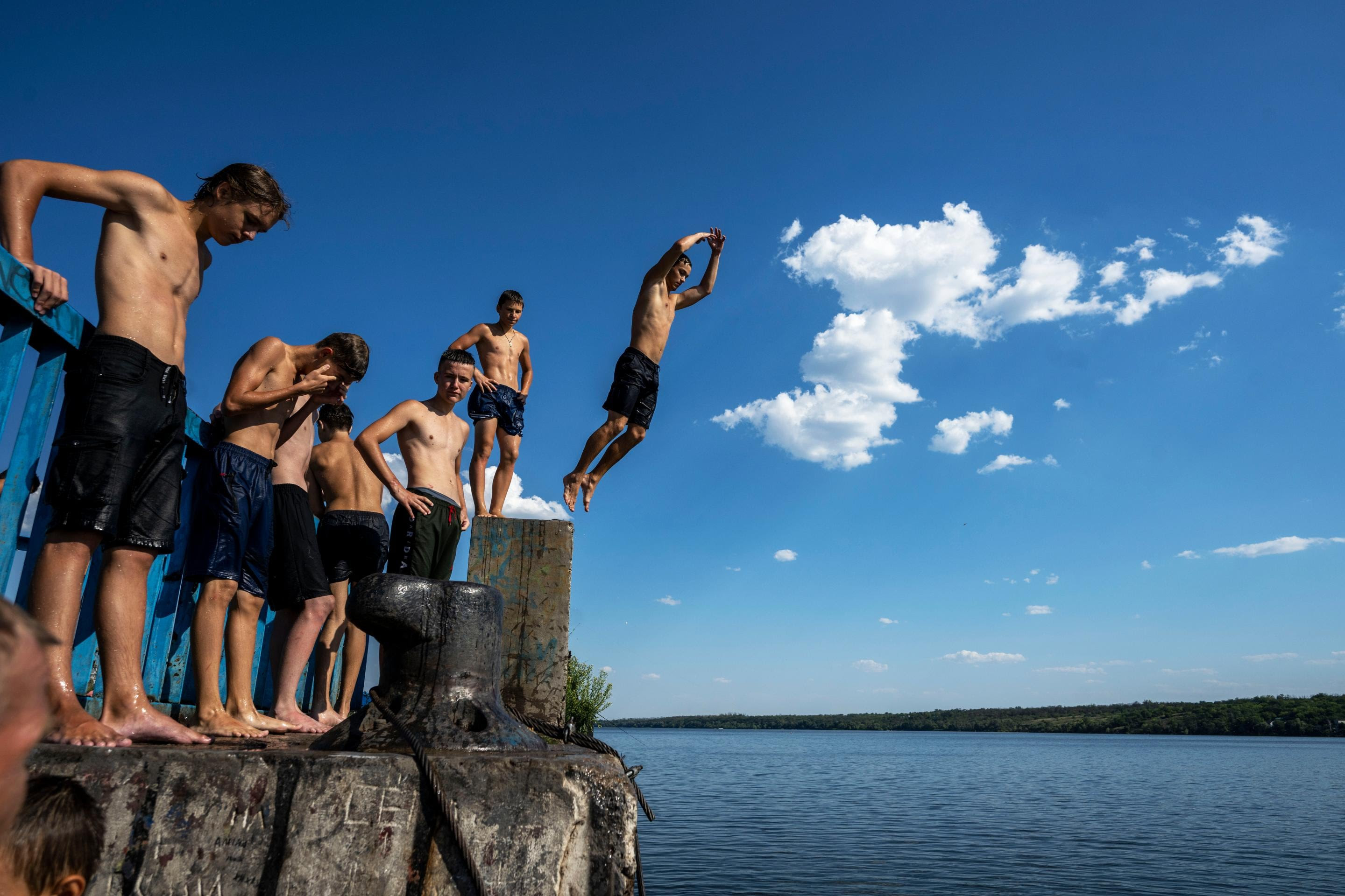 Teenagers jumping into the Dnipro river in Zaporizhzhia