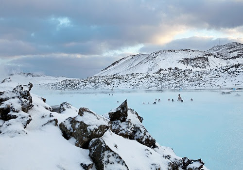 Suối nước nóng lúc nào cũng có nhiệt độ khoảng 30 độ C, vì vậy người Iceland có thể tắm ngoài trời trong cả mùa đông. Ảnh: Get Local.