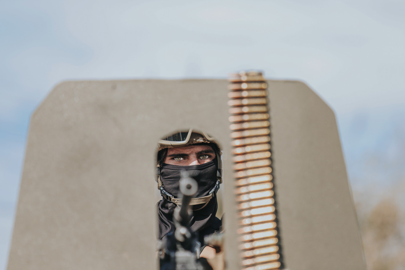an Afghanistan un homme armé pointe la caméra de son arme