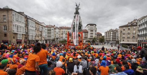 Varios miles de personas han participado en Vitoria en una "marcha naranja" de apoyo a los siete jóvenes condenados a seis años de prisión "por integración en banda armada" debido a su pertenencia a la organización juvenil Segi, declarada ilegal. EFE/Davi