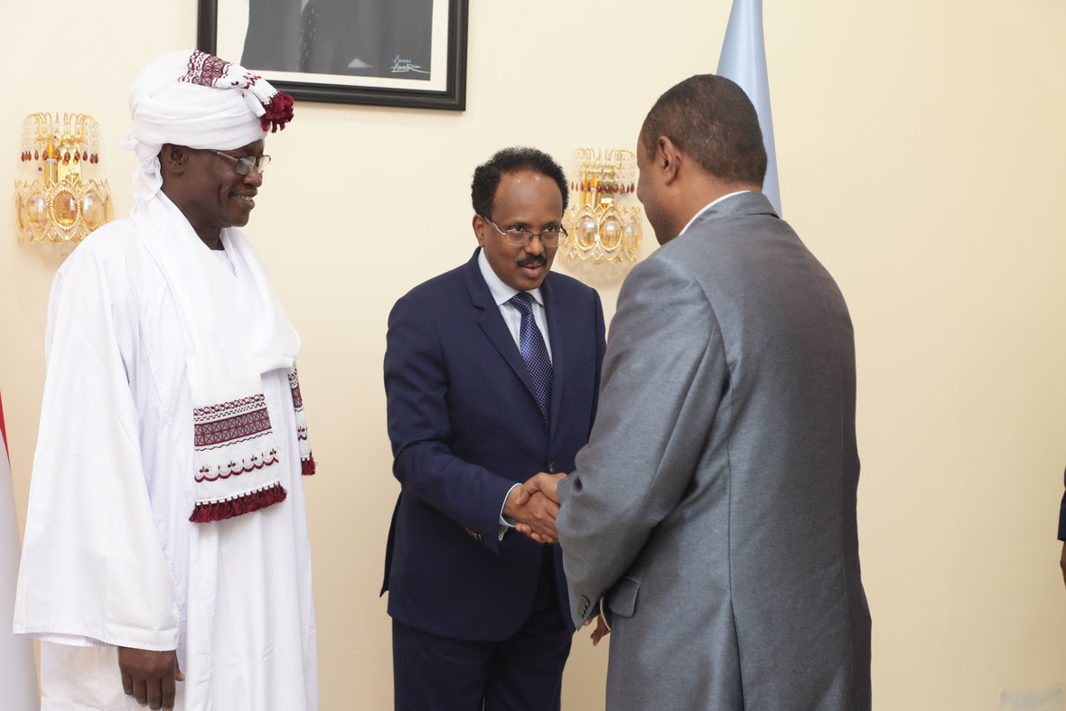 Madaxweyne Farmaajo oo warqadaha ka gudoomay safiirka cusub ee SUUDAAN Cali Ducale-7