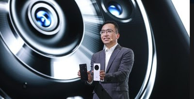 HONOR's CEO George Zhao with the new HONOR Magic3 Series flagship smartphones. HONOR's CEO George Zhao with the new HONOR Magic3 Series flagship smartphones.