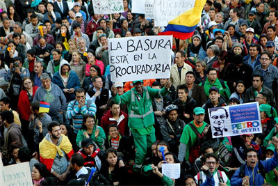 Miles de simpatizantes del alcalde de Bogotá, Gustavo Petro, se manifiestan contra la destitución del mandatario.