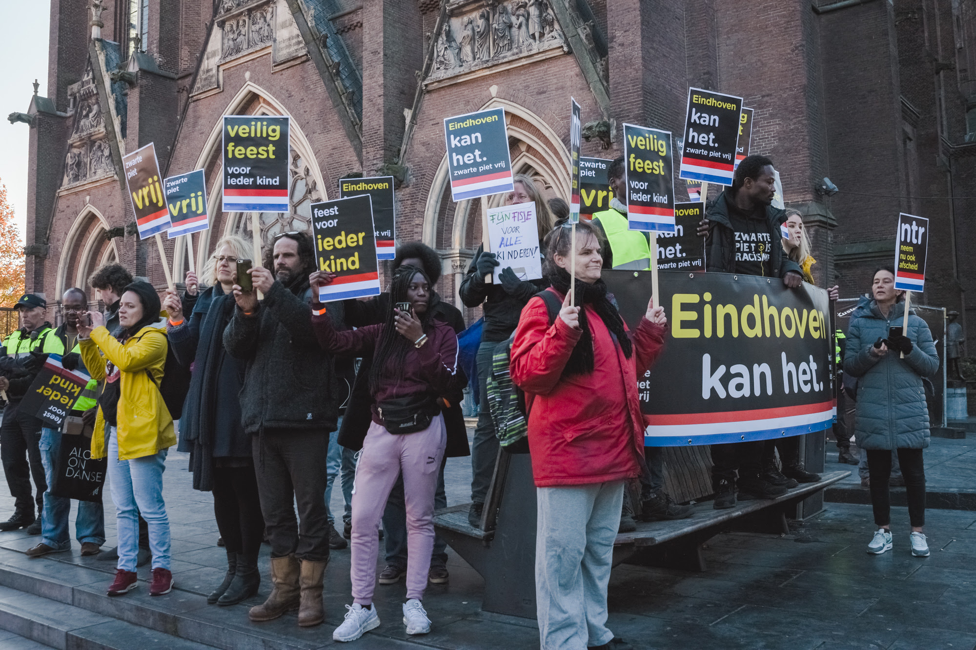 Pro-pietdemonstranten tijdens de Intocht van Sinterklaas in Eindhoven 2018