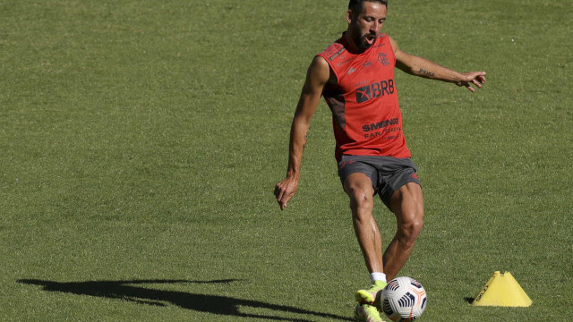 Flamengo anuncia rescisão contratual com Isla, que vai para a U. Católica