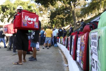 Rovena Rosa/Agência Brasil Paralização dos entregadores de aplicativo na praça Charles Miller, Pacaembu.