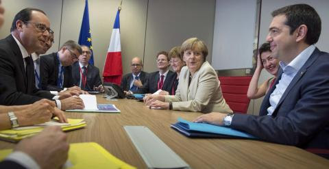 Imagen del encuentro del primer ministro griego, Alexis Tsipras, con la canciller alemana Angela Merkel, y el presidente francés, Francois Hollande, en Bruselas, antes de la segunda jornada de la cumbre de la UE. REUTERS
