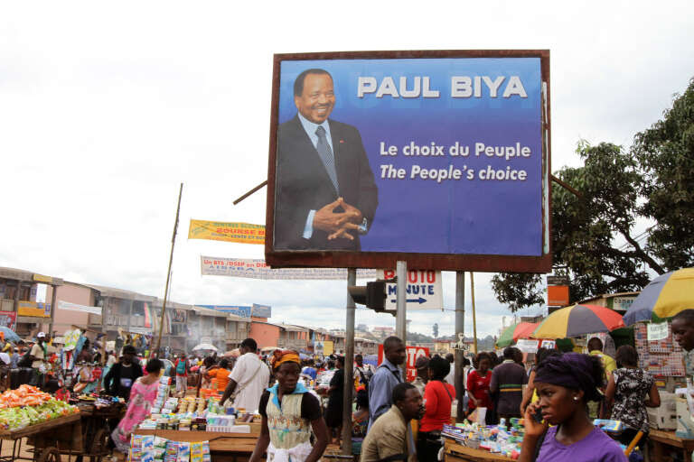 Affiche de campagne électorale à Yaoundé en 2011, à l’issue de laquelle Paul Biya a été élu pour la quatrième fois consécutive président du Cameroun. Premier ministre depuis 1975, il a accédé au poste suprême sans élection après la démission du président Ahmadou Ahidjo en 1982.