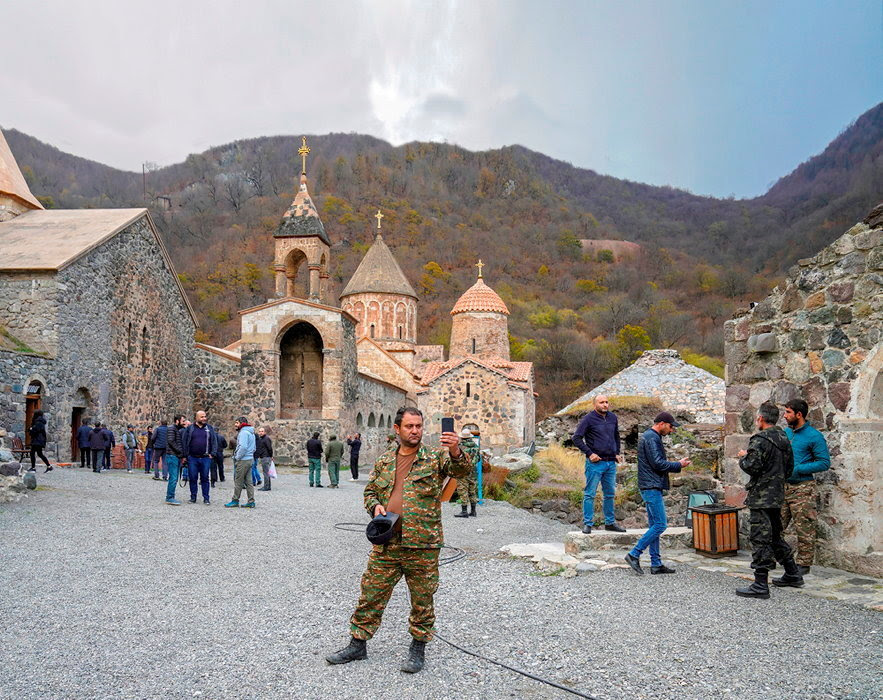 
Sacre. Dernier selfie pour un soldat devant le monastere de Dadivank, fierte de l'Eglise apostolique armenienne, dans la region du Kelbajar.