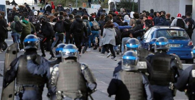 Estudiantes franceses huyen de los antidisturbios durante la protesta de este jueves contra los planes de reforma educativa del Gobierno de Emmanuel Macron, en Montpellier | EFE