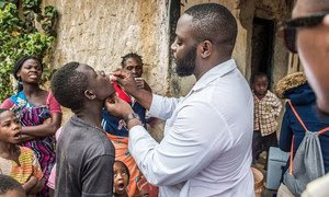Un niño recibe la vacuna oral contra el cólera durante una campaña masiva de inmunización.