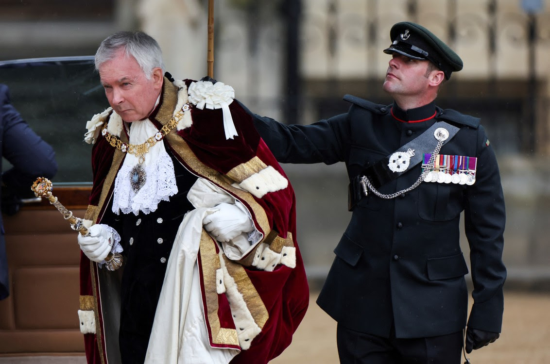 Thị trưởng thành phố London, Nicholas Lyons, đến tham dự lễ đăng quang.  REUTERS/Henry Nicholls
