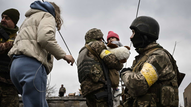 Guerra chega ao 59º dia com ataque ao leste da Ucrânia e evacuação de Mariupol